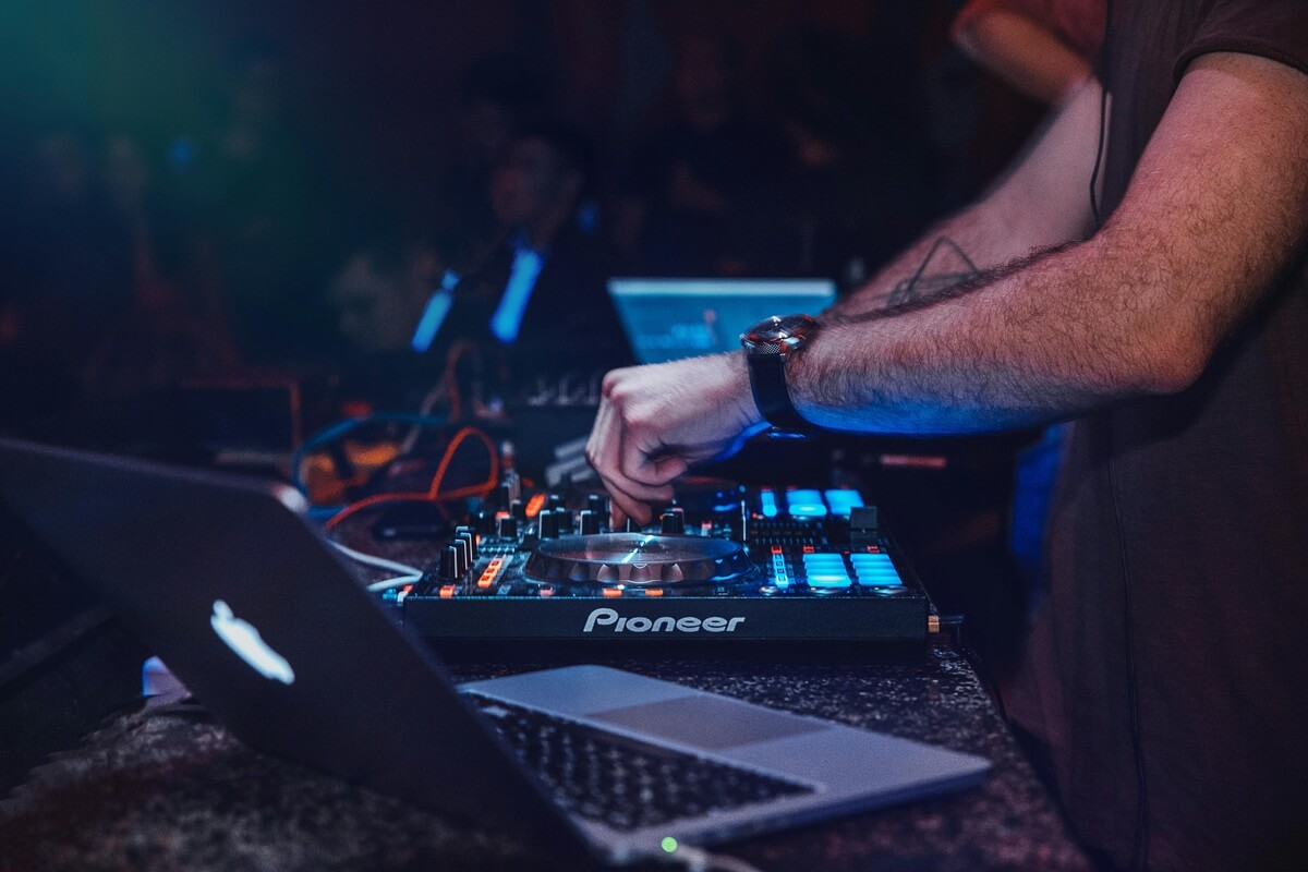 que se necesita para ser dj - Studio Club